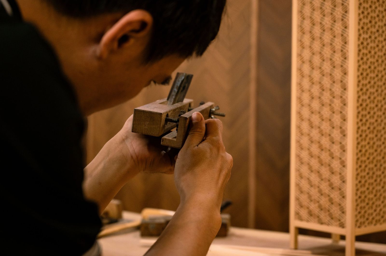 Cutting a drawer joint by hand
